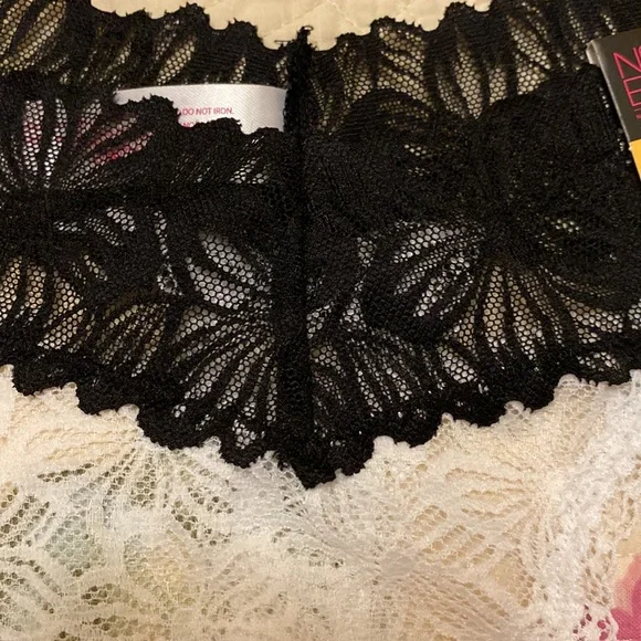 Set of 3 New NoBo Lace Thongs Size M - Picture 4 of 5